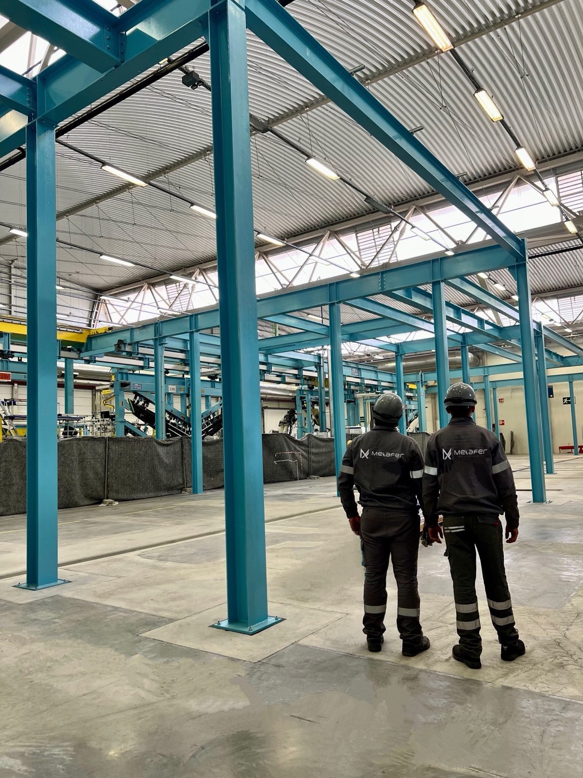 Equipas Metafer no interior de pavilhão de estrutura metálica industrial